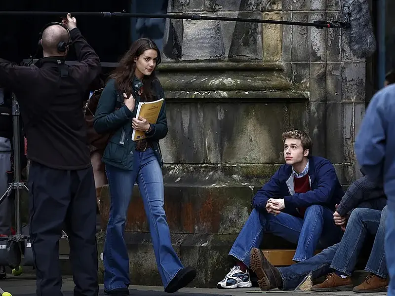 William e Kate aparecem nas primeiras imagens da 6ª temporada de 'The Crown'