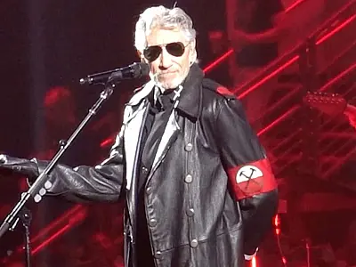 Roger Waters afirma que roupa supostamente nazista usada em show é uma 'oposição ao fascismo'