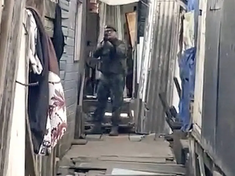 Policial militar, do Coe,  aponta fuzil para repórter da Globo em Guarujá