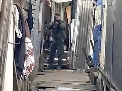 Policial militar, do Coe,  aponta fuzil para repórter da Globo em Guarujá
