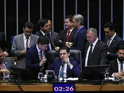 PEC da blindagem é aprovada por deputados e vai ao Senado