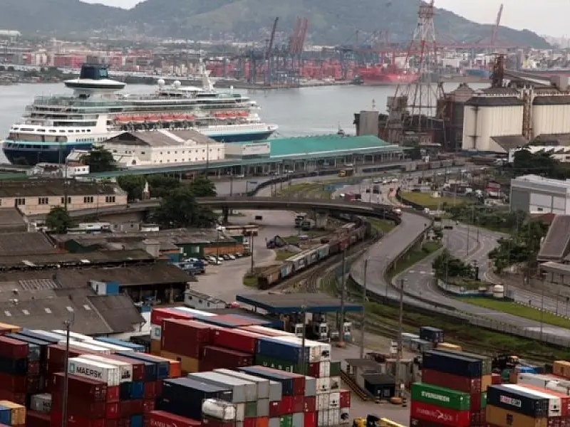 Intervenção artística e buzinaço de navios abrem as comemorações de 130 anos do Porto