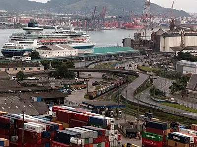Intervenção artística e buzinaço de navios abrem as comemorações de 130 anos do Porto