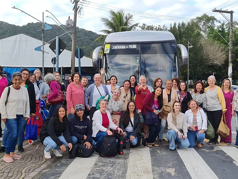 Alunos e artesãos participam de uma das maiores feiras de artesanato da América Latina