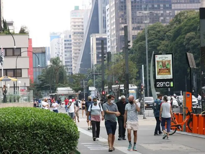 Brasil tem média de casos por Covid acima de 17 mil pelo segundo dia consecutivo