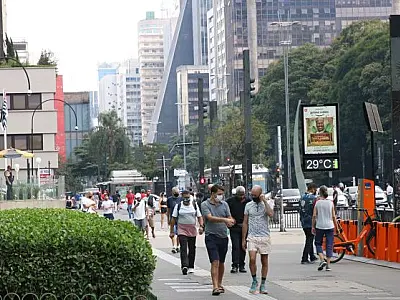 Brasil tem média de casos por Covid acima de 17 mil pelo segundo dia consecutivo
