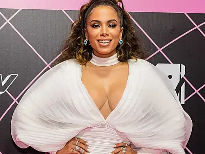 Anitta é primeira brasileira no Top 10 global do Spotify com Envolver