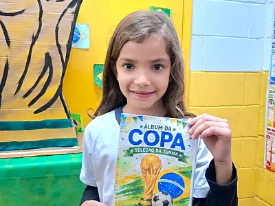 Crianças de escola de São Vicente viram craques em figurinhas personalizadas