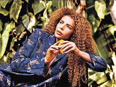 Vanessa da Mata vai dos amores aos dissabores sociais em 'Vem Doce'