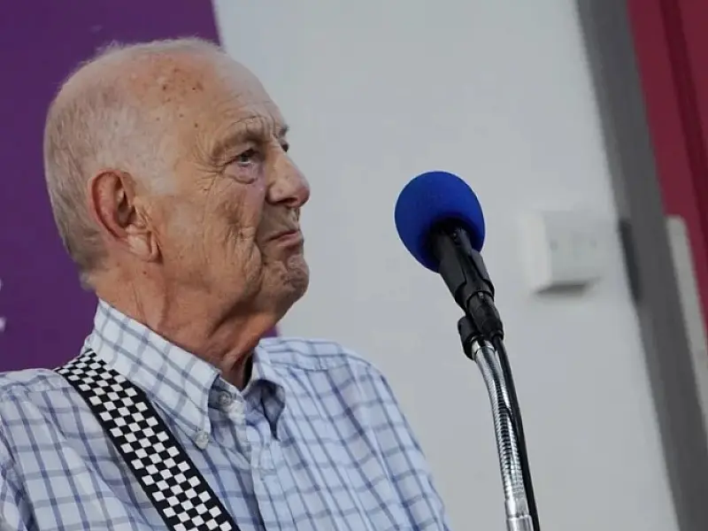 Chas Newby, ex-baixista dos Beatles que virou professor, morre aos 81 anos