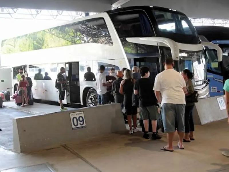 Rodoviária de Santos registra movimento extra de partidas de ônibus para o Carnaval