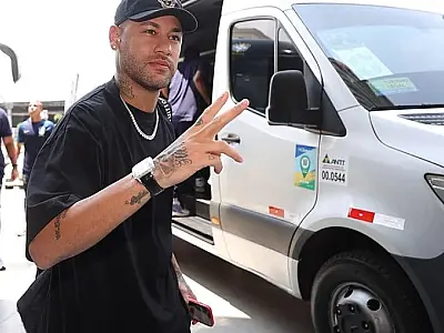 Neymar se apresenta à seleção em Cuiabá e brinca: 'Calor é na Arábia'
