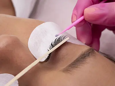 Extensão de cílios exige atenção à saúde dos olhos