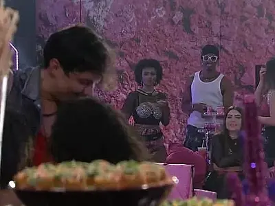 Festa tem crise de ciúme de Natália e especulação de voto em Jade