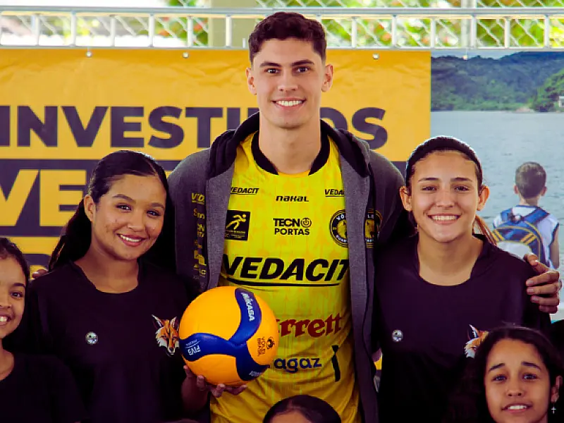 Mentoria esportiva: Atleta da Seleção visita escolas de São Vicente