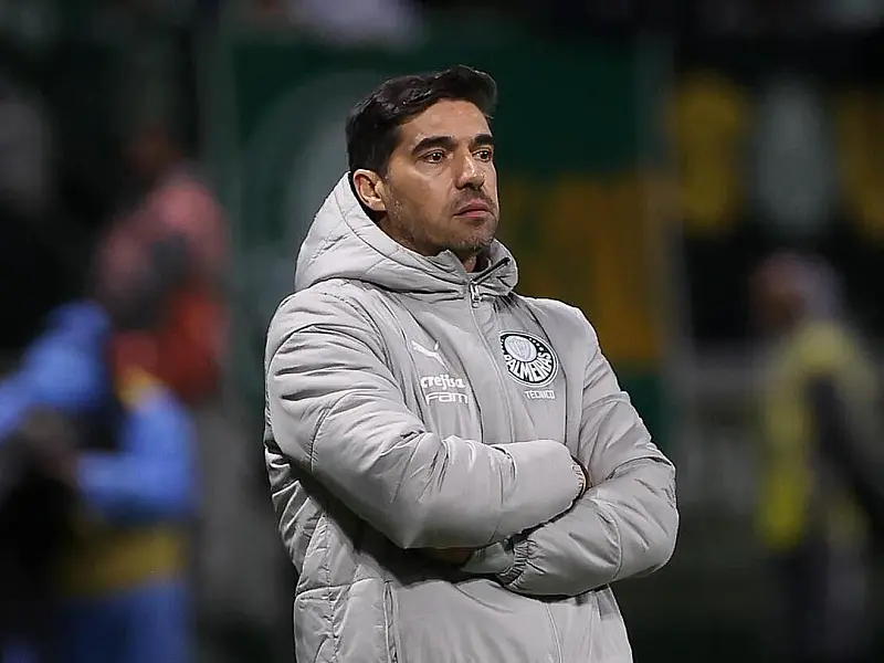 Abel detalha perrengue do Palmeiras após problema com avião de Leila