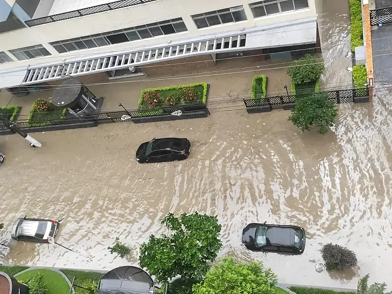 Temporal durante o dia todo causa caos em Santos