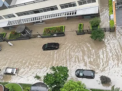 Temporal durante o dia todo causa caos em Santos