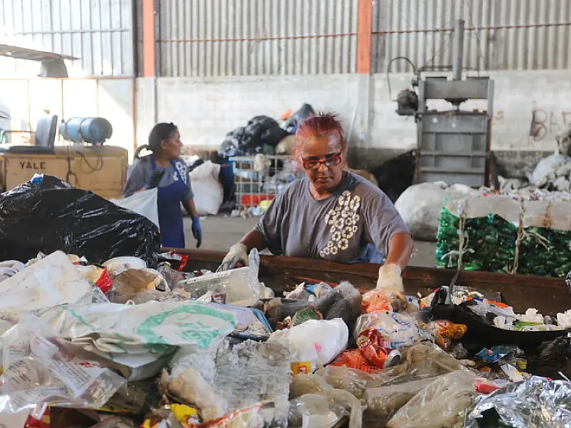 Cidade de Guarujá retira mais de 100 toneladas de plástico das ruas