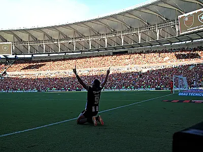Com dois de Tiquinho, Botafogo vence e reassume a ponta do Brasileiro