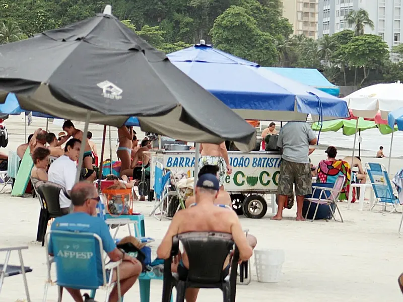 Santos proíbe barracas, quiosques e ambulantes na praia durante o réveillon
