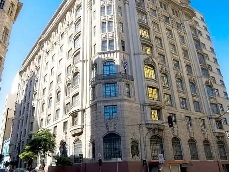 Faculdade paulista expulsa 12 alunos por faixa em alusão a estupro