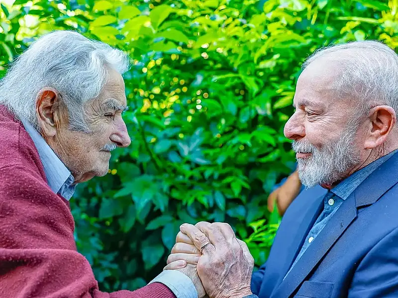 Lula participa de funeral do ex-presidente do Uruguai Pepe Mujica