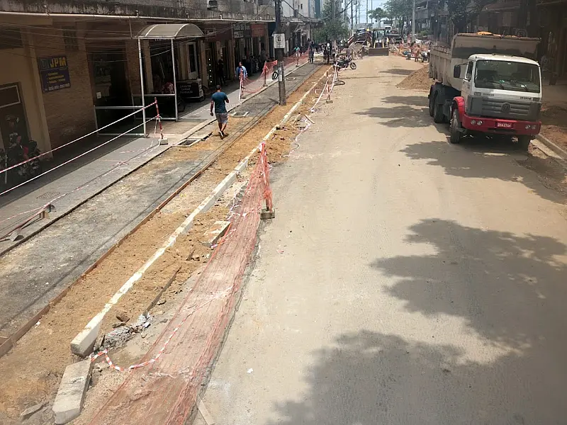 Revitalização de rua na Ponta da Praia, em Santos, avança com concretagem de calçada