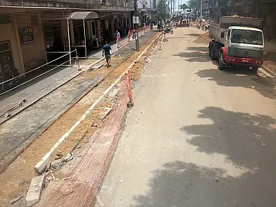 Revitalização de rua na Ponta da Praia, em Santos, avança com concretagem de calçada