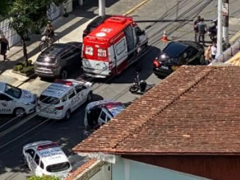 Homem é detido ferido em Santos após assalto à mão armada; veja o vídeo