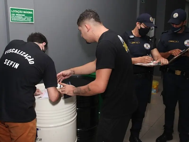 Força-tarefa fecha dois bares em situação irregular em Santos; máquina de caça-níquel foi apreendida