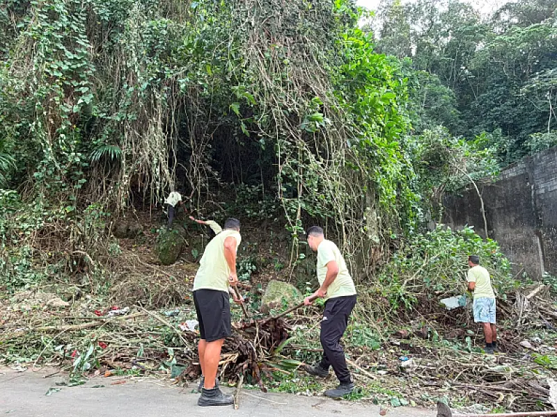 Zeladoria avança com limpeza nas encostas do Morro dos Barbosas