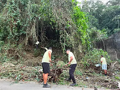Zeladoria avança com limpeza nas encostas do Morro dos Barbosas