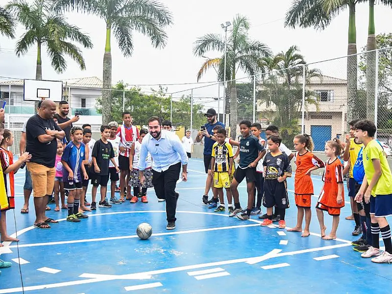Quadra de futebol no Parque das Bandeiras é revitalizada e entregue à população