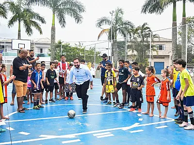 Quadra de futebol no Parque das Bandeiras é revitalizada e entregue à população