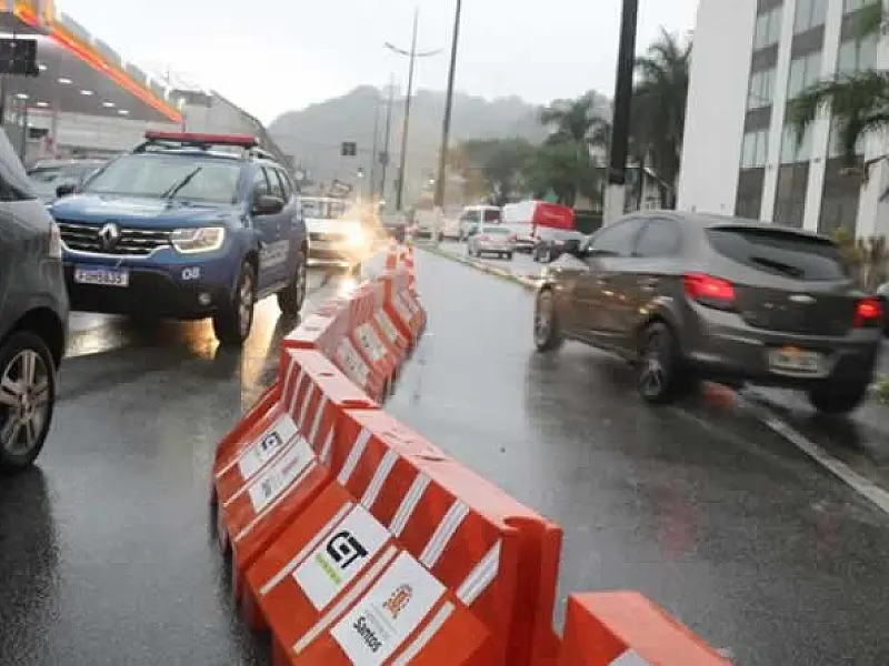 Faixa reversível é reativada para o trânsito na entrada de Santos