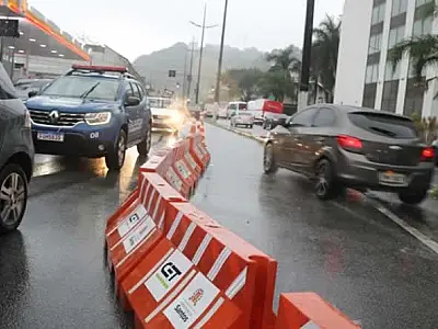 Faixa reversível é reativada para o trânsito na entrada de Santos