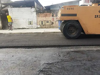 Nova pavimentação finaliza série de melhorias em rua do Saboó, em Santos