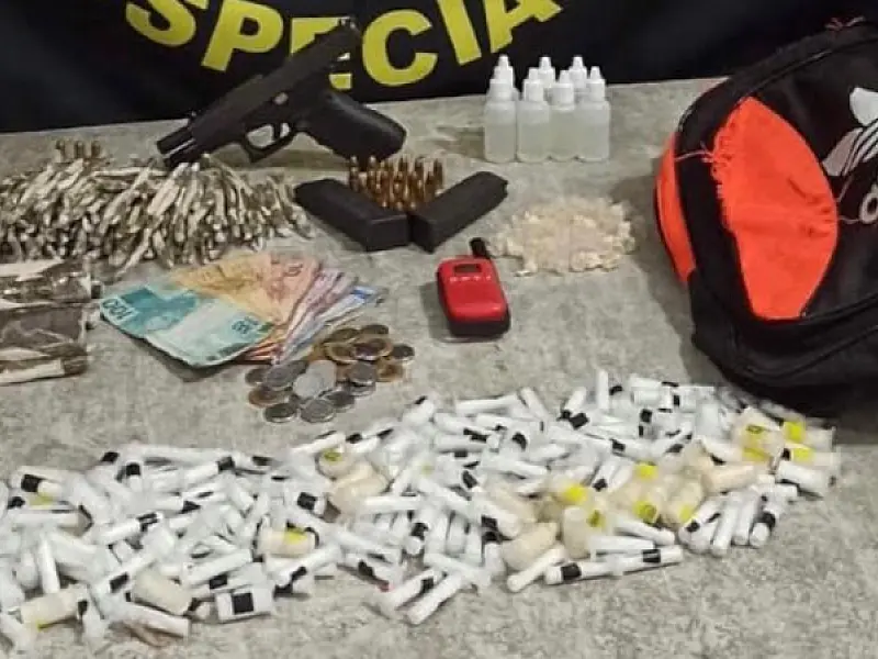 Polícia prende homem e apreende arma, munições e drogas durante operação em comunidade