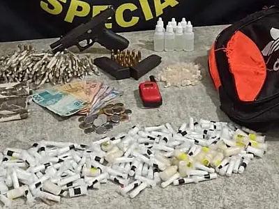 Polícia prende homem e apreende arma, munições e drogas durante operação em comunidade