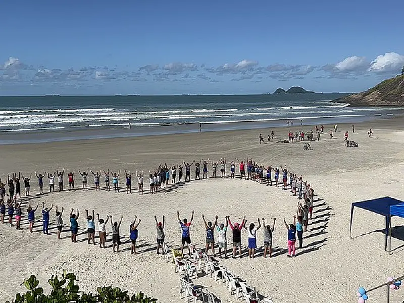 Aulão na praia anima a manhã de mais de 100 pacientes da Saúde de Guarujá