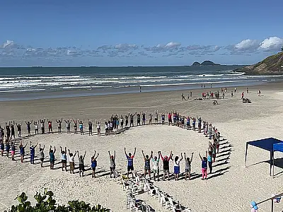 Aulão na praia anima a manhã de mais de 100 pacientes da Saúde de Guarujá