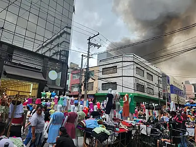 Por volta das 9h30 desta quarta-feira (30), 22 viaturas e 65 bombeiros estavam empenhados em conter