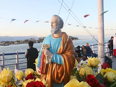 São Pedro Pescador é celebrado com missas, benção de anzóis e procissão marítima