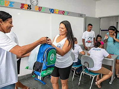 Famílias de alunos de Praia Grande recebem uniformes, materiais  escolares e mochilas