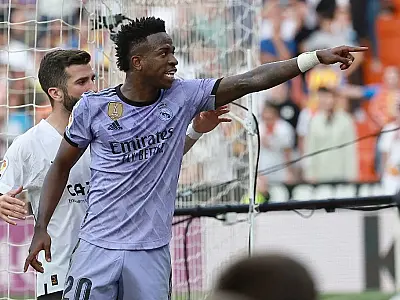 Vinicius Junior faz pronunciamento contra racismo após treino da seleção