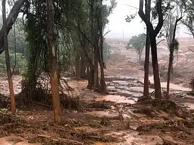 Barragem em MG transborda e interdita BR-040