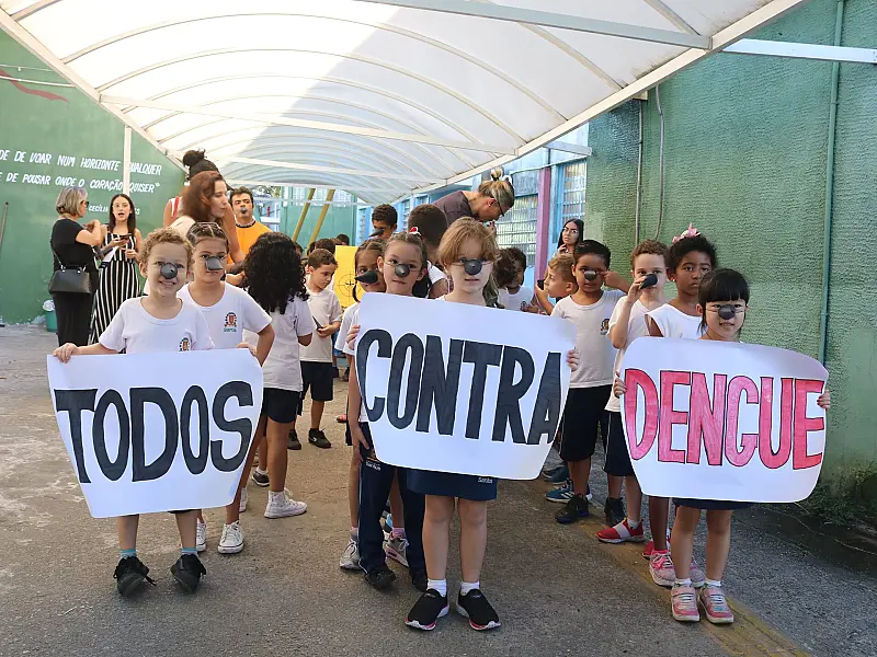 Alunos de Santos fazem passeata para conscientização sobre a dengue