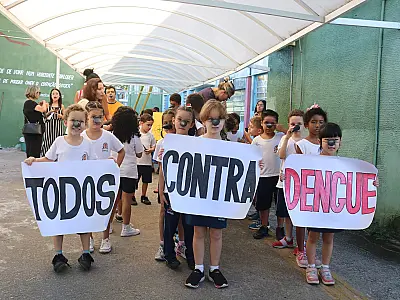 Alunos de Santos fazem passeata para conscientização sobre a dengue