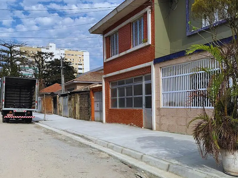 Mais uma rua do Estuário, em Santos, ganha calçadas acessíveis